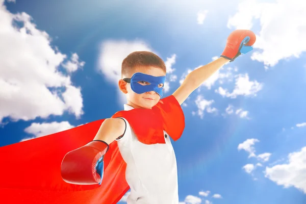 Junge als Superheld verkleidet — Stockfoto