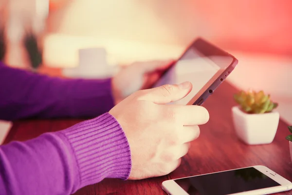 Young man using tablet-pc — Stock Photo, Image