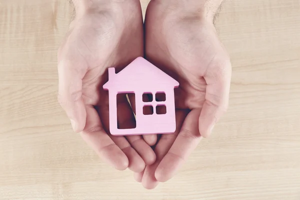 Kvinnliga händer som håller hus — Stockfoto