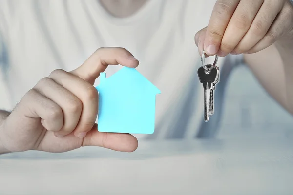 Mandlige hænder med hus og nøgler - Stock-foto