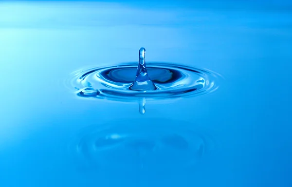 Niebieska kropla wody — Zdjęcie stockowe