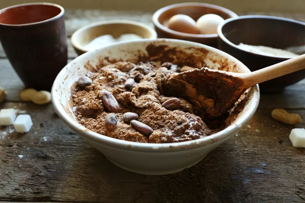 Förbereda degen för choklad paj — Stockfoto