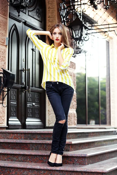 Menina bonita posando na rua da cidade — Fotografia de Stock