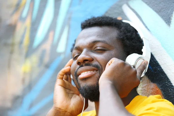 Αφρικανική αμερικανική άνθρωπος με ακουστικά — Φωτογραφία Αρχείου
