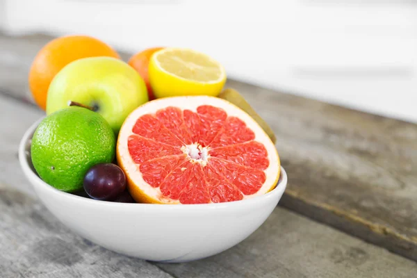 Vers fruit op tafel — Stockfoto