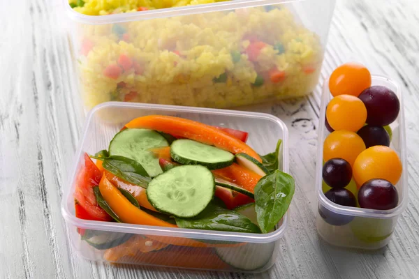 Chutný oběd v plastových nádobách — Stock fotografie
