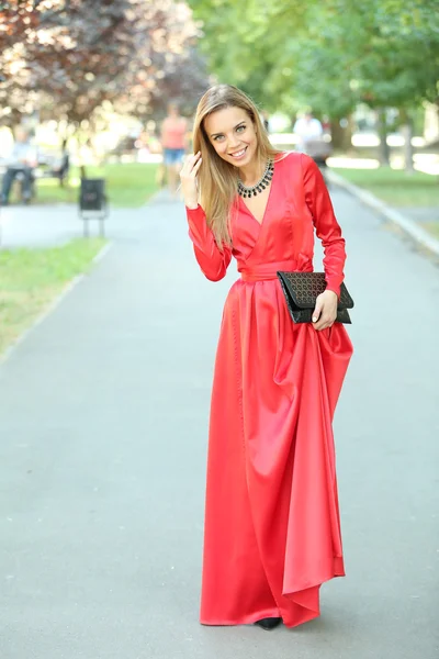 Jeune fille posant sur la rue de la ville — Photo