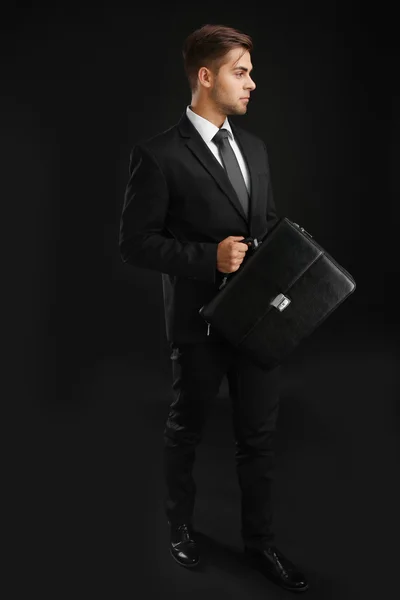 Елегантний чоловік у костюмі з портфелем — стокове фото