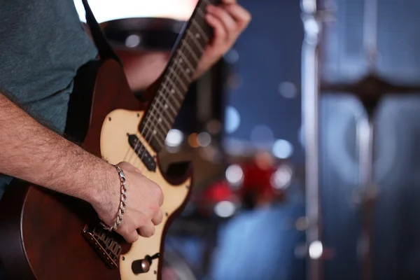 Hombre jugando en la guitarra eléctrica — Foto de Stock