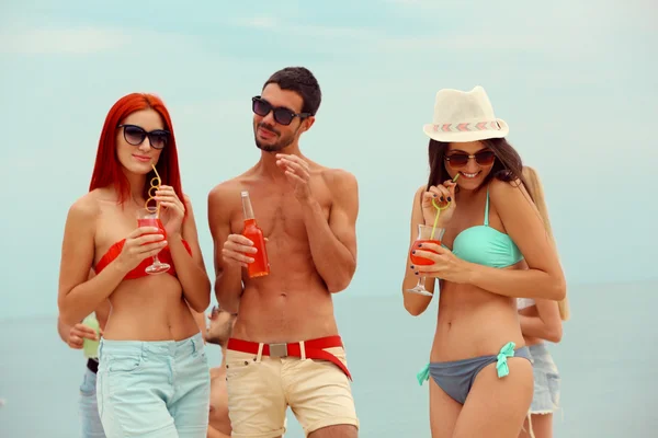 Bella gente che si diverte sulla spiaggia — Foto Stock