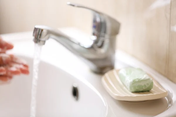 Wassen van handen met zeep — Stockfoto