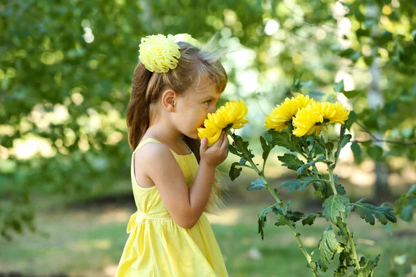 Petite fille avec des fleurs — Photo