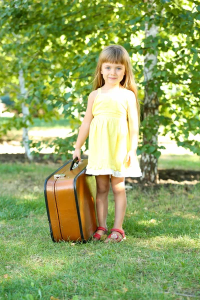 Bavullu küçük kız. — Stok fotoğraf