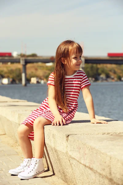 Kleines Mädchen am Flussufer — Stockfoto