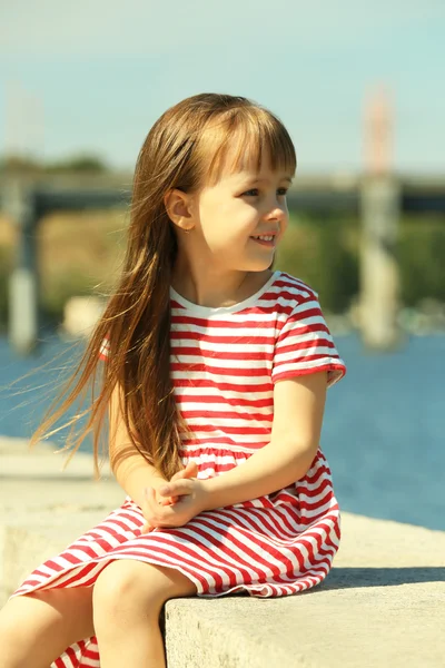 Entzückendes kleines Mädchen am Flussufer — Stockfoto