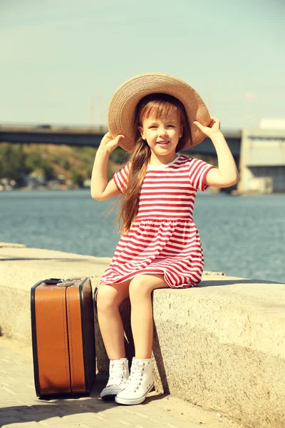 Kleines Mädchen mit Koffer — Stockfoto