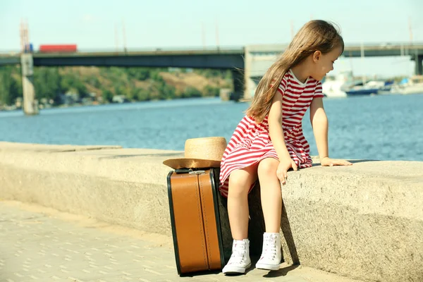 Niña con maleta — Foto de Stock