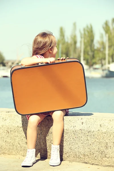 Niña con maleta — Foto de Stock