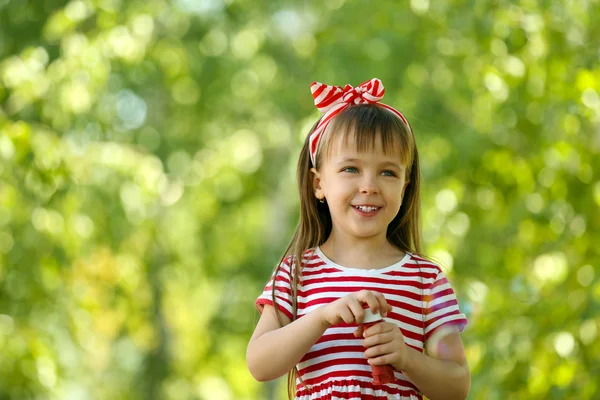 Liten flicka leker i parken — Stockfoto