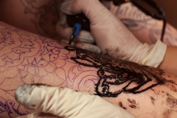 Processo de fazer tatuagem — Fotografia de Stock