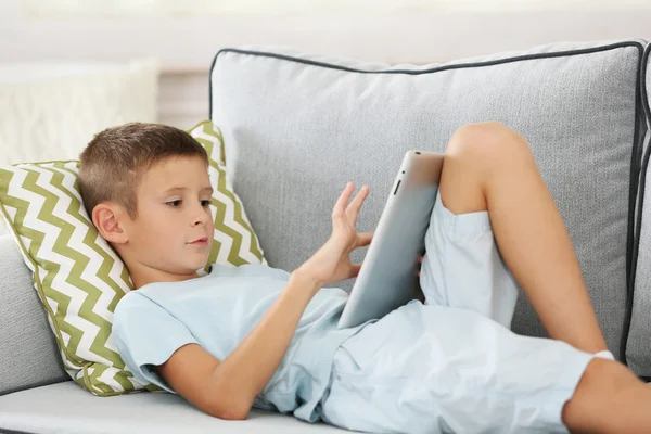 Dijital tablet ile küçük çocuk — Stok fotoğraf