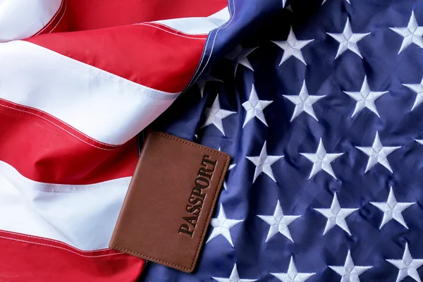 Pasaporte que yace en la bandera americana —  Fotos de Stock