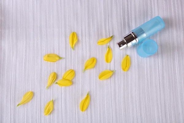 Bottle of perfume and rose petals — Stock Photo, Image