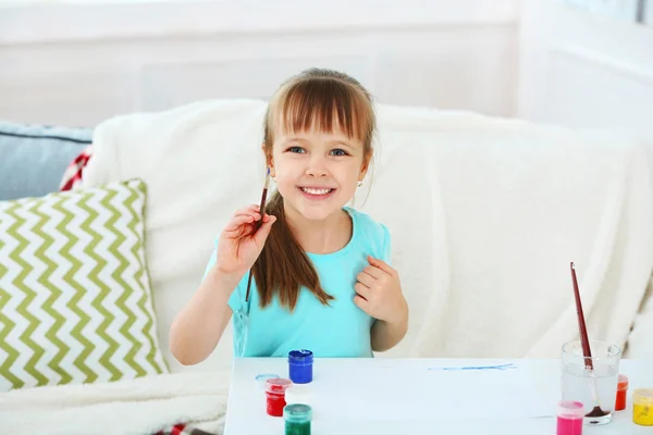 Schattig klein meisje schilderij foto — Stockfoto