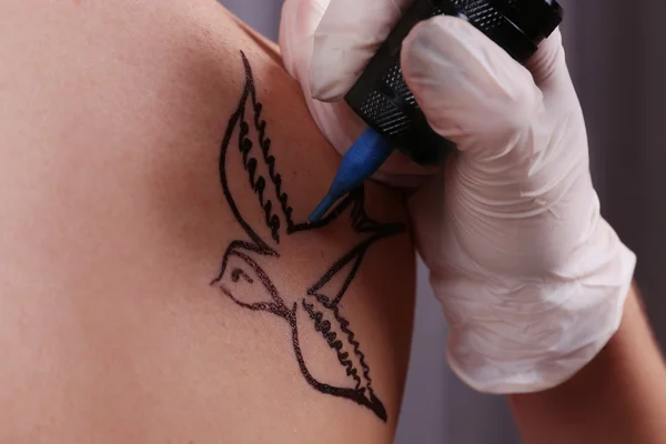Tatuagem desenho engolir — Fotografia de Stock