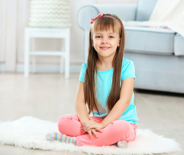 Дівчина сидить на килимі — стокове фото