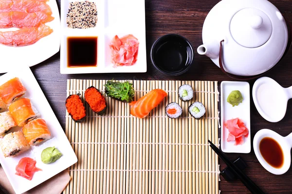 Tabela dla stron sushi serwowane — Zdjęcie stockowe