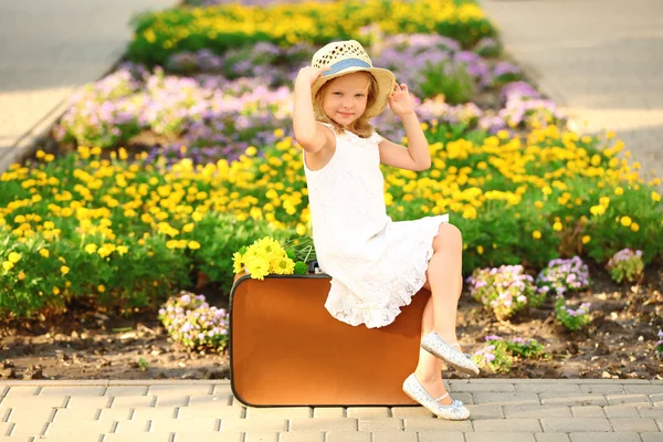 Happy girl walking in park — Stock Photo, Image
