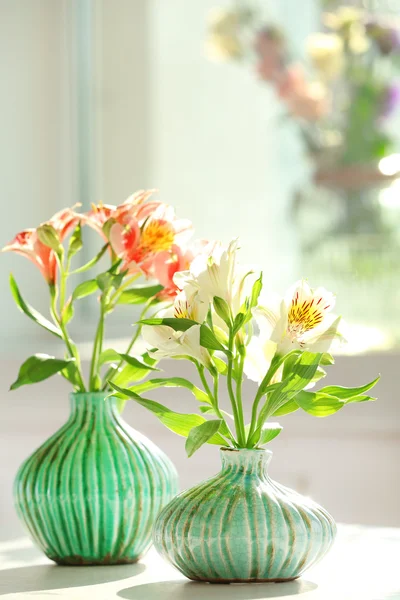 Hermosas flores de Alstroemeria en jarrones — Foto de Stock