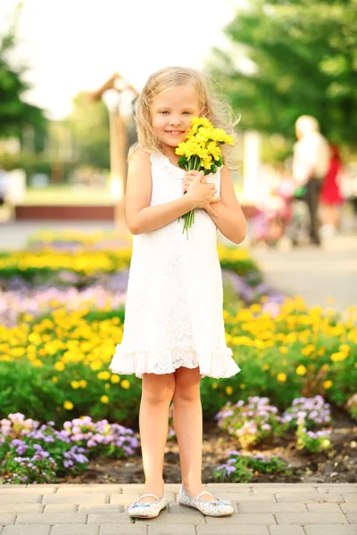 Glad tjej promenader i parken — Stockfoto