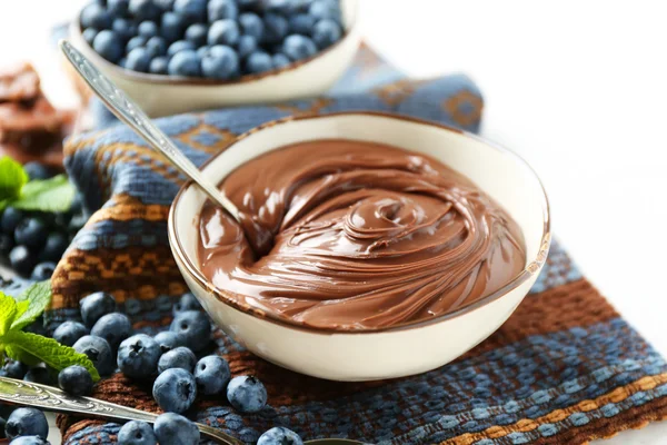 Chocolade crème en bosbessen — Stockfoto