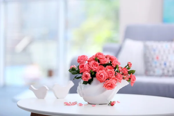 Hermosas rosas en jarrón —  Fotos de Stock