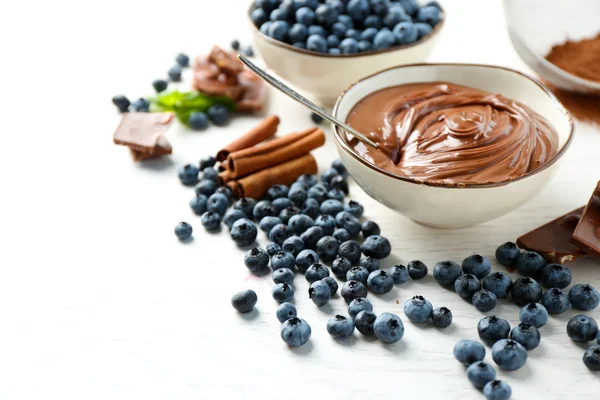 Krem czekoladowy i jagody — Zdjęcie stockowe