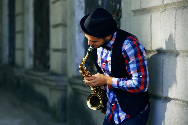 Joven con saxofón —  Fotos de Stock