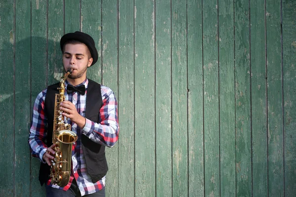 Beau homme joue du saxophone — Photo