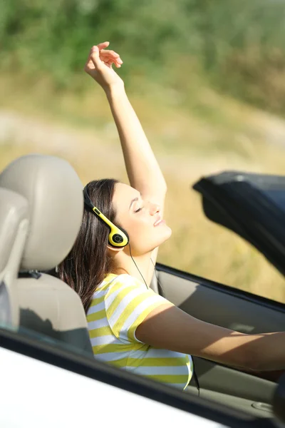 Jovem mulher no carro — Fotografia de Stock