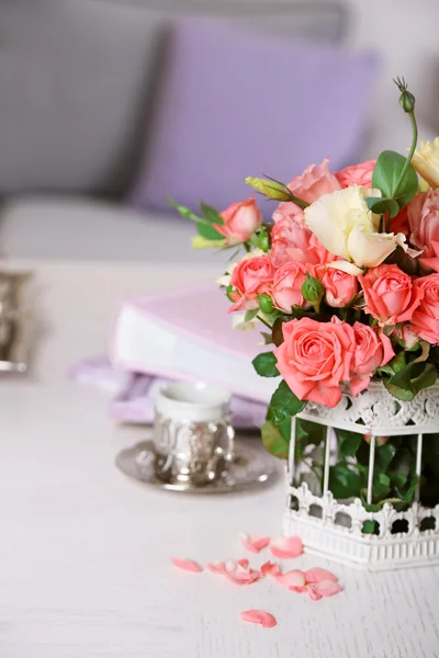 Schöne Rosen in der Vase — Stockfoto