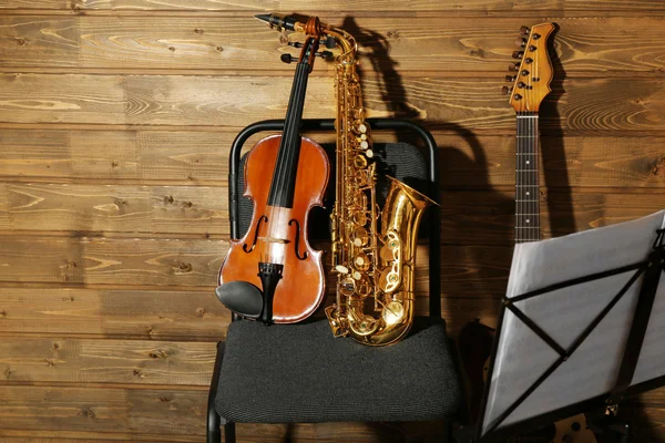 Instrumentos musicais na cadeira — Fotografia de Stock