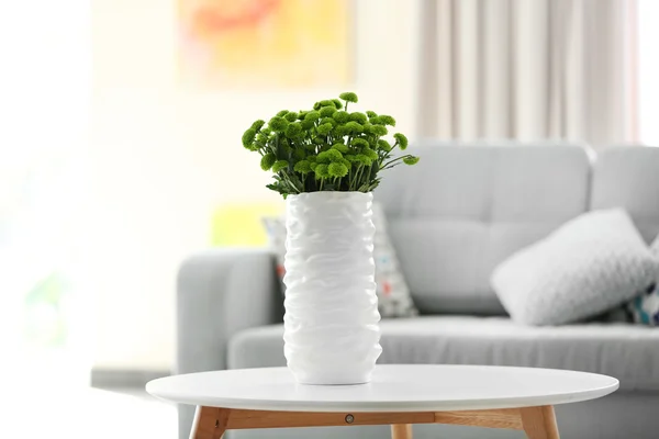 Красивые зеленые хризантемы в вазе на столе в комнате — стоковое фото