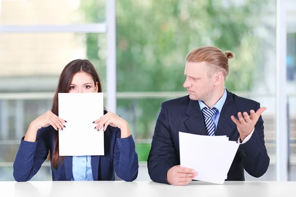 Formazione di conduttore televisivo per raccontare notizie — Foto Stock