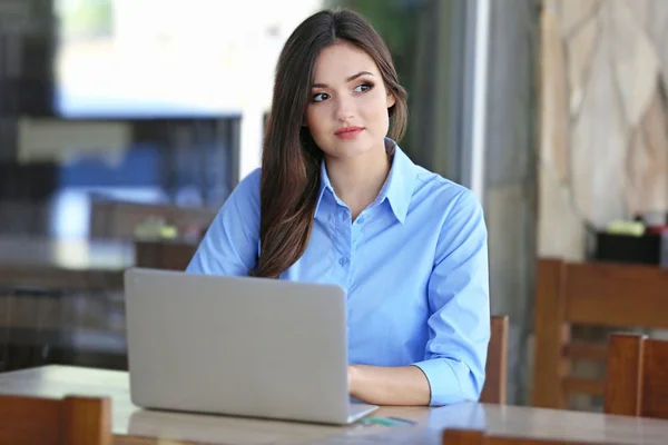 Frau arbeitet mit Laptop — Stockfoto