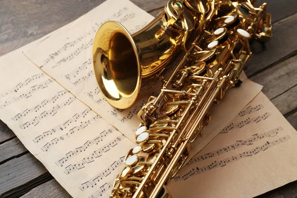 Beau saxophone doré aux notes musicales — Photo