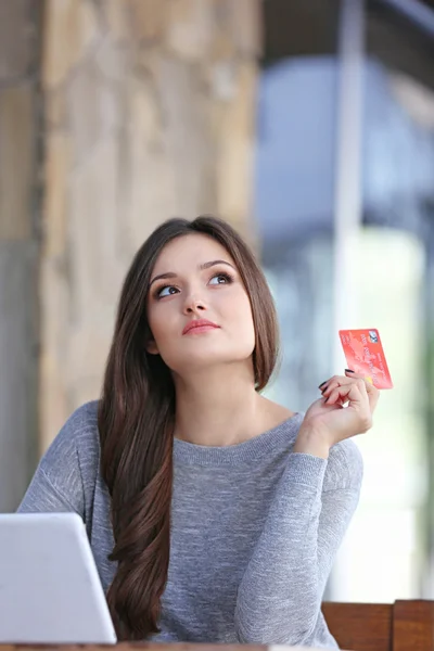 Mujer trabajando con portátil —  Fotos de Stock