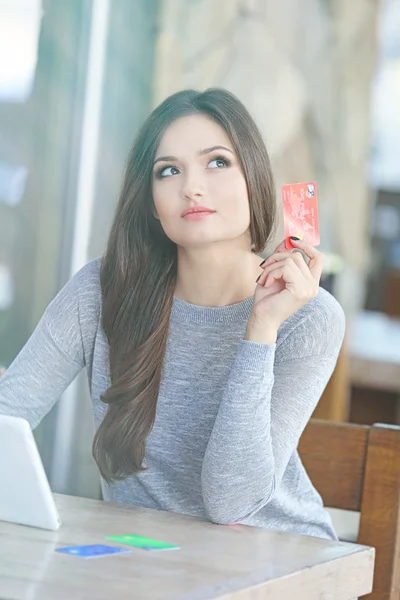 Mujer trabajando con portátil —  Fotos de Stock