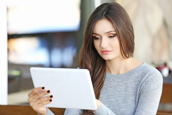 Jeune femme essayant d'utiliser une carte bancaire — Photo