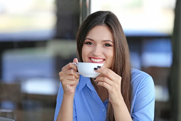 Młoda kobieta pijąca kawę — Zdjęcie stockowe